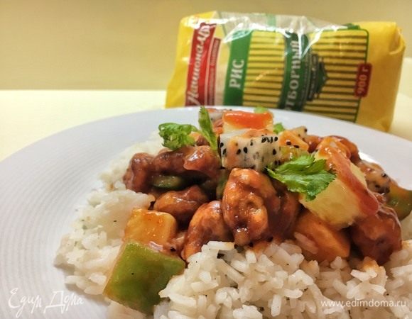 Соберите на тарелку композицию из душистого риса ТМ «Националь» и красочного Гулу жоу. Украсьте оставленными кубиками фруктов и парочкой листиков кинзы для дополнительного цвета на тарелке. Блюдо лучше всего есть палочками, чтобы прочувствовать атмосферу китайского колорита. Вкус настолько яркий и запоминающийся, что вы мысленно перенесетесь в Китай. Хрустящее снаружи, но сочное внутри мясо, сладкий тягучий соус, ароматный рис и свежие фрукты… Это очень вкусно! Приятного аппетита!
