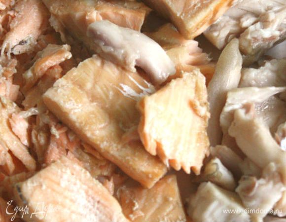 Рыбу вынуть, отделить мясо от костей, бульон процедить.