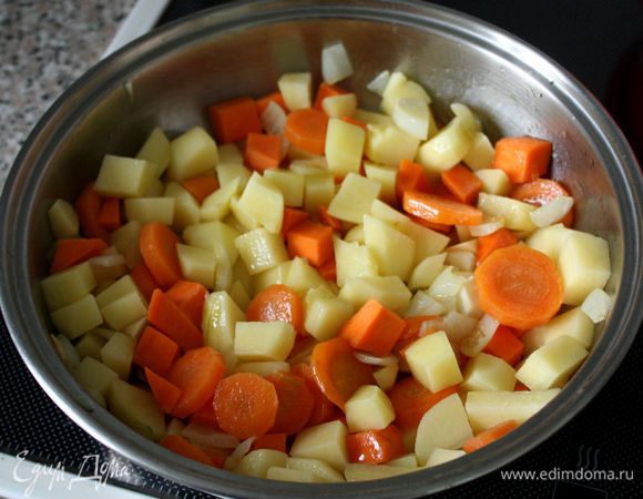 Картофель нарезать маленькими кубиками, смешать с овощами, готовить минут 5-7. Знаете, как звучит слово картофель в Аргентине? Рapa «папа», как и обращение к родителю. По-моему, это замечательно!