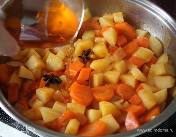 Положить к овощам томатную пасту, размешать и обжаривать 2 минуты. Добавить анис, бренди и готовить еще 2 минуты.