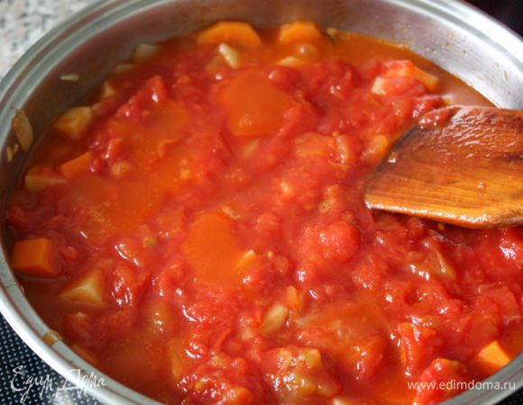 Прогреть с овощами консервированные томаты, влить в сотейник примерно половину рыбного бульона, добавить шафран, довести до кипения, варить 20 минут. Положить подготовленные куски рыбы, приправить солью, перцем и тушить 10 минут.