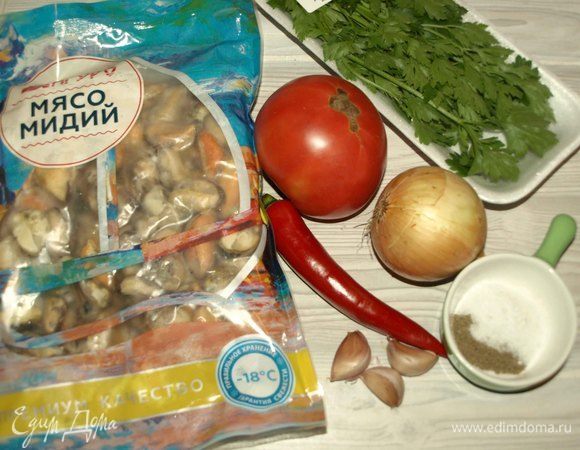 Подготовить продукты для маринада. Помидоры взять или один большой, или два небольших. 