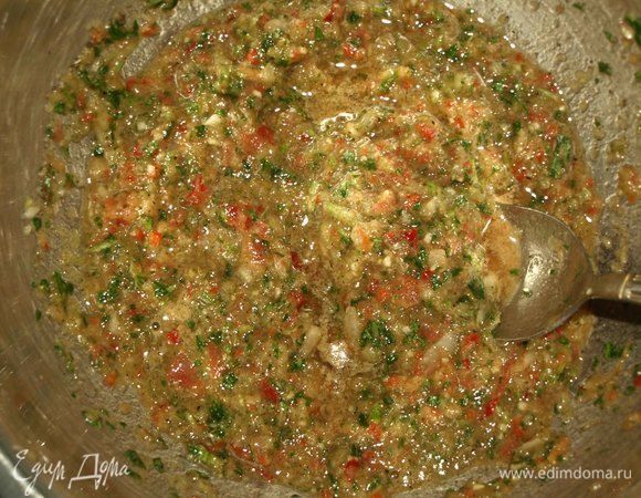 Все ингредиенты для маринада измельчить в блендере или растереть в ступке. Добавить соль, перец. 