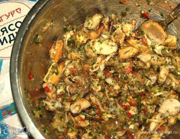 Размороженные мидии промыть. Добавить к маринаду. Перемешать и оставить, пока будет готовиться соус.