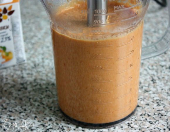 Вынуть анис, а остальное измельчить в блендере частями и перелить в кастрюлю с оставшимся бульоном.