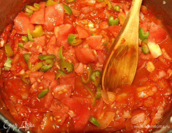 Помидоры бланшировать, очистить от кожуры. Острый перец очистить от семян, мелко нашинковать. Добавить помидоры и перец к луку. Изредка помешивая, готовить минут 8. 