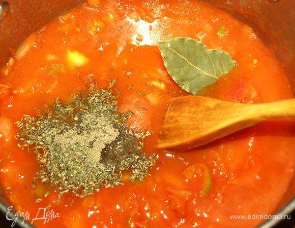 Добавить воды, лавровый лист, чабрец, соль, сахар, лимонный сок и готовить, пока половина жидкости не выпарится.