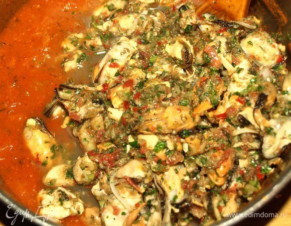 Когда соус загустеет, добавить мидии с маринадом. Перемешать, довести до кипения и варить 5-10 минут. 