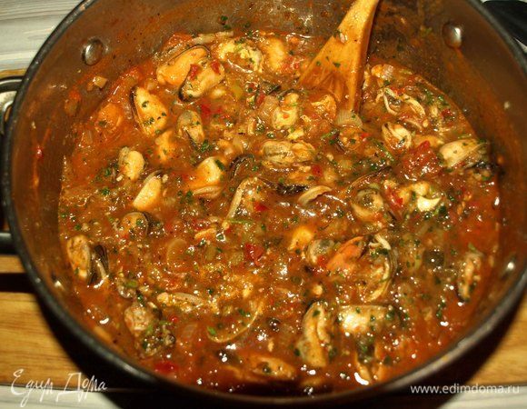 Снять мидии в соусе с огня и оставить под крышкой на 10 минут. Подают мидии с рисом.  