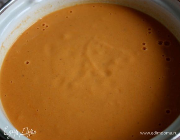 Добавить в кастрюлю 150 мл сливок, разогреть, но не кипятить, приправить лимонным соком.