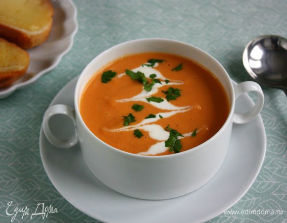 Сервировать с оставшимися сливками и зеленью петрушки. (От себя добавила гренки с сыром, как для буйабеса.) Делюсь очередным лайфхаком: чтобы узор из сливок был более выразительным, «рисуйте» не зубочисткой, а трубочкой для коктейля.