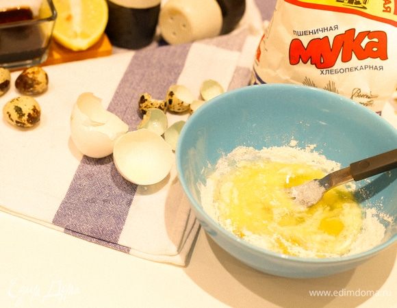 Добавляем столовую ложку муки и все тщательно перемешиваем до однородной консистенции, похожей на густые сливки.

