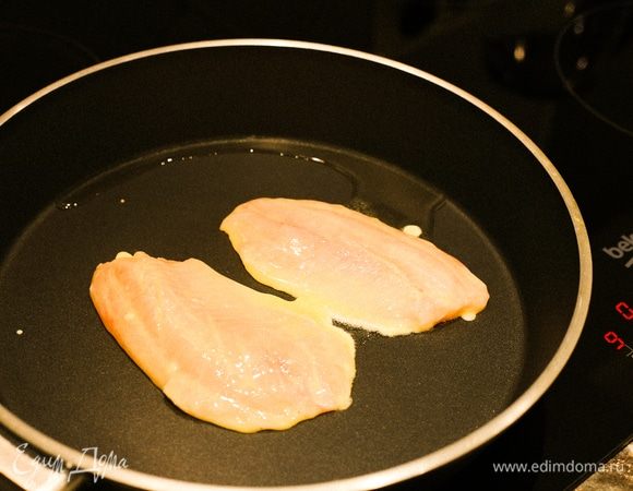 Выкладываем рыбку на сковородку и обжариваем с обеих сторон примерно по 5-7 минут.