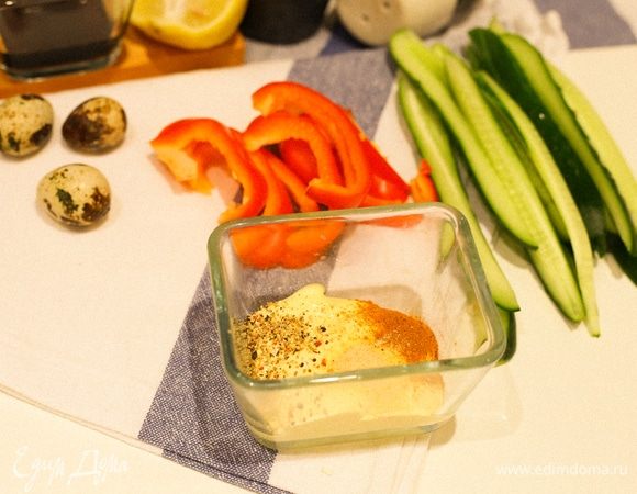 Пока обжаривается рыба, нарезаем овощи (огурец и перец) соломкой.
И готовим соус. Смешиваем майонез, соевый соус, острый перец и лимонный сок и все тщательно перемешиваем.