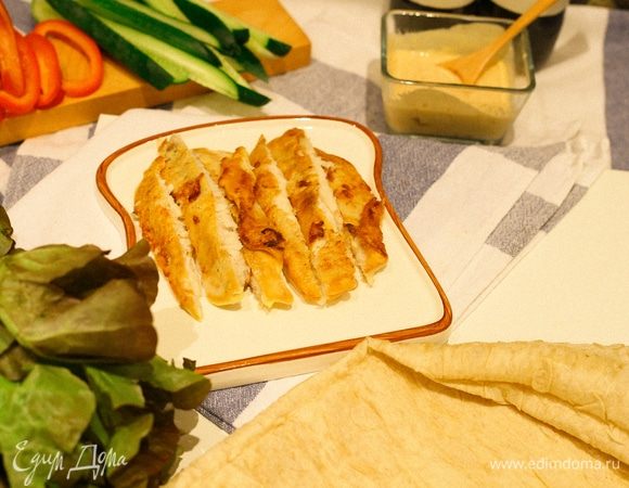 Обжаренную рыбу тоже нарезаем соломкой, чтобы удобнее было собирать нашу шаурму.