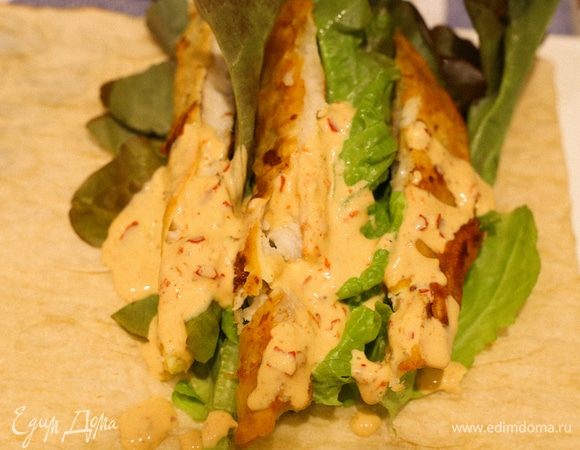 Складываем лаваш по методу конвертика: сперва заворачиваем низ, затем скручиваем его вбок.