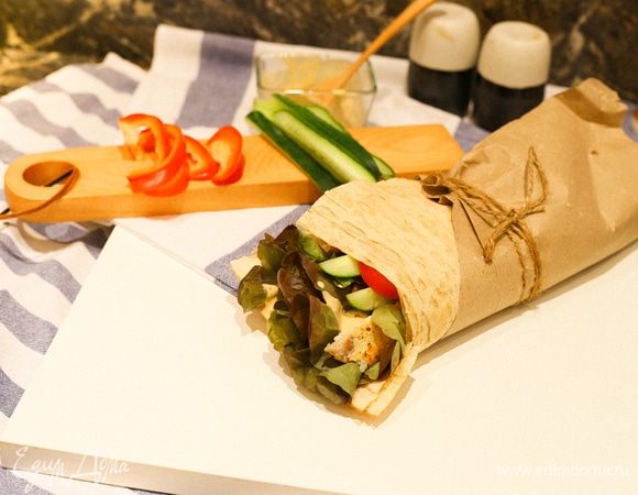 Для удобства можно завернуть нижнюю часть шаурмы в бумагу или салфетку.