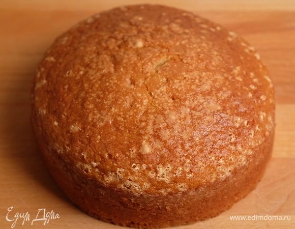 Испечь бисквит. Для этого в стакан сметаны высыпать соду, перемешать. Взбить яйцо с сахаром, добавить сметану — взбить. Просеять муку, перемешать. Тесто получается достаточно жидкое.
Выпекать бисквит в кольце или форме диаметром 16 см около 30-40 минут. Готовность проверить зубочисткой — она должна выходить сухой из коржа. Бисквит остудить.
