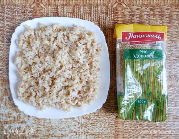 Если у вас есть уже готовый рис (понадобится 280 г), тогда переходите к следующему шагу. Если нет, тогда сначала нужно сварить рис Здоровье ТМ «Националь». 300 мл воды подсолить  и довести до кипения. Рис промыть. Всыпать рис в воду, уменьшить огонь до слабого и варить под крышкой 25 мин. Затем уменьшить огонь до минимального и готовить еще 10 мин. Снять кастрюлю с огня и дать постоять еще 10 мин. Готовый рис разложить на плоской тарелке и остудить.