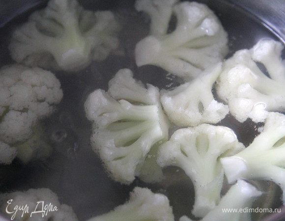 Отварить цветную капусту (5 минут), остудить и покрошить.