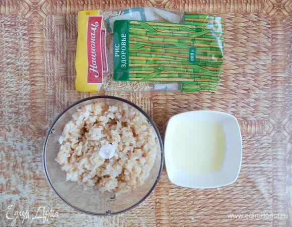 Теперь перейдем непосредственно к приготовлению крекеров. Остывший рис, белок, соль и перец поместить в чашу блендера и измельчить, пока масса не станет похожа на тесто.