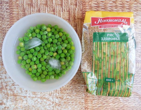 Воду слить (сохраните немного воды для хумуса) и поместить горошек в миску с ледяной водой, чтобы остановить процесс варки и сохранить ярко-зеленый цвет.