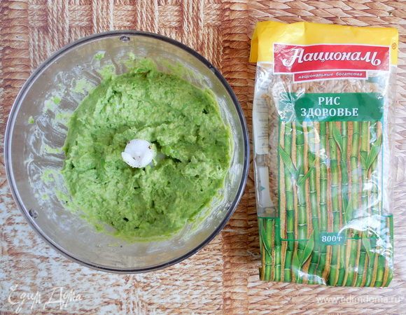 Приправьте по вкусу солью и перцем. Еще раз перемешайте хумус в блендере. Количество лимонного сока, тахини и чеснока можно также регулировать по вашему вкусу.