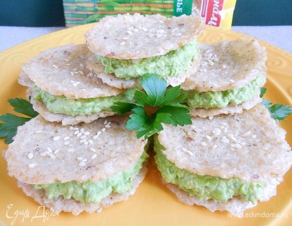 Сверху поместить оставшиеся 8 крекеров и слегка прижать. Подавать сразу же, чтобы крекеры не успели размокнуть. Приятного аппетита! 