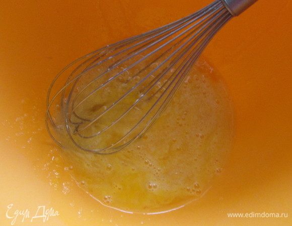 Смешайте яйца, сахар и соль.