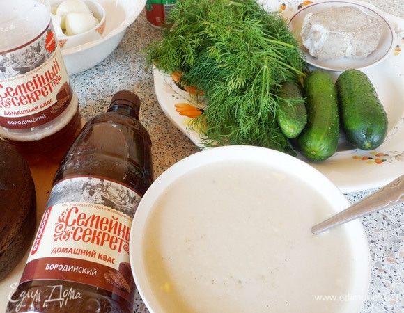 Залить квасом и убрать в холодильник на 20-30 минут.