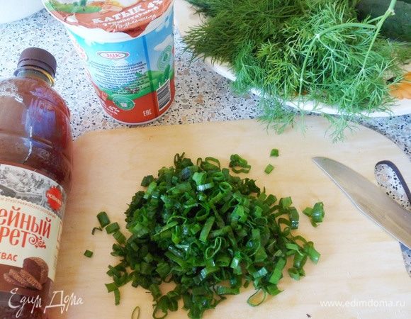 Зеленый лук вымыть, стряхнуть воду и мелко нарезать.