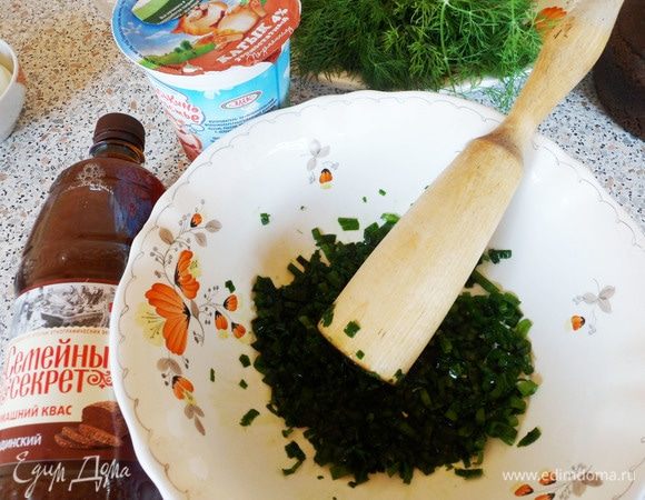 Нарезанный зеленый лук растереть с солью.