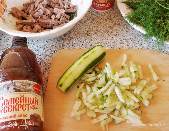 Огурцы очистить от кожуры и нарезать тонкими брусочками.