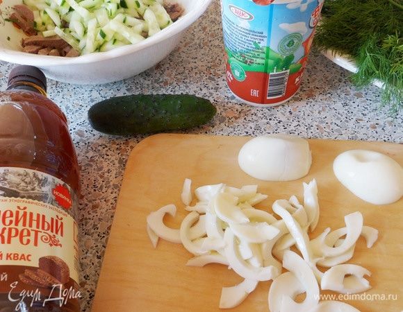 Белки нарезать соломкой.