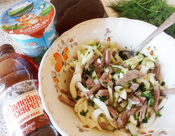 Белки, мясо, огурцы и зеленый лук перемешать.