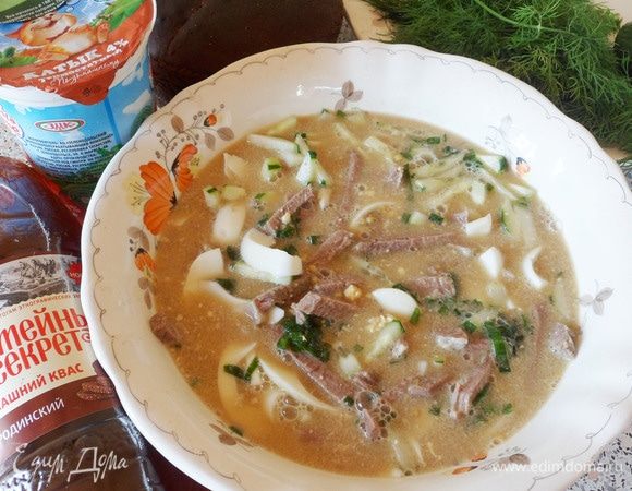 Залить охлажденным квасом с растертыми желтками и горчицей. Перемешать и снова убрать в холодильник для охлаждения на 30 минут.