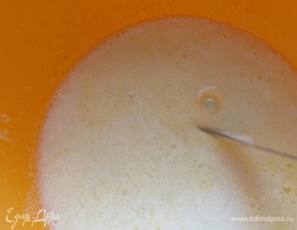 Добавляйте кислое молоко и соду. 