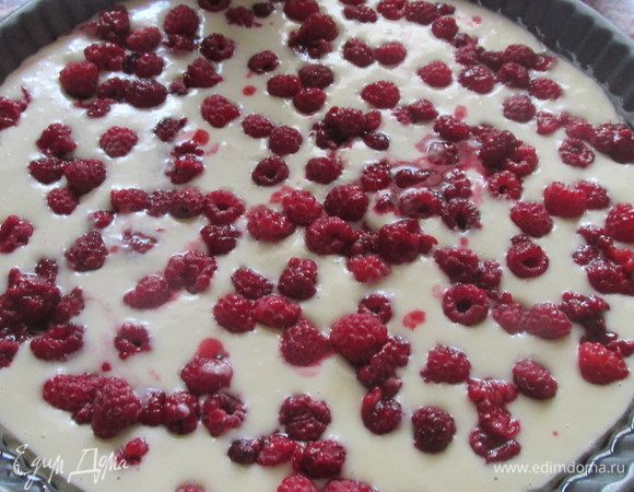 Форму для выпечки смазываем маслом и выливаем тесто.
Сверху выкладываем малину.