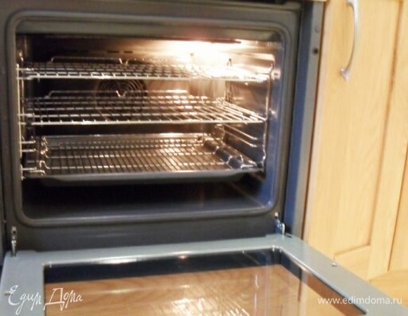 Ставим в духовку, предварительно разогретую до 180°С, и выпекаем 45 минут.