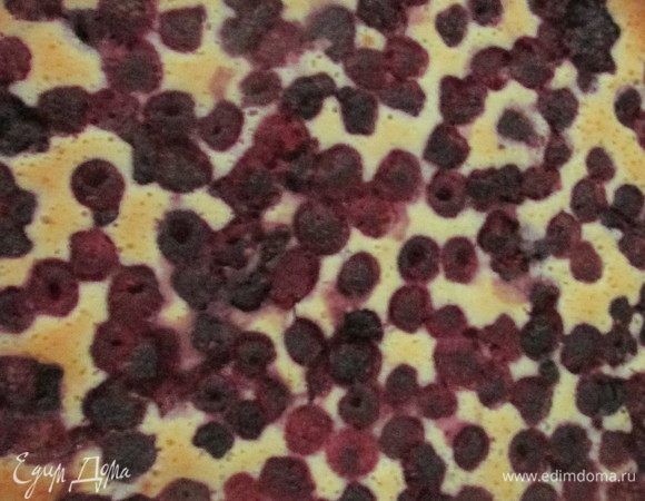 После того как пирог испекся, можно дополнительно посыпать его сахарной пудрой.