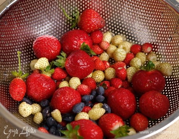 Ягоды вымыть и высушить. Брать любые свежие сезонные ягоды.