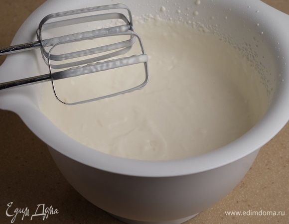 Сделать крем — холодную сметану взбить с сахарной пудрой миксером на высокой скорости до увеличения в объеме примерно в 1,5-2 раза. Крем должен быть очень воздушный.