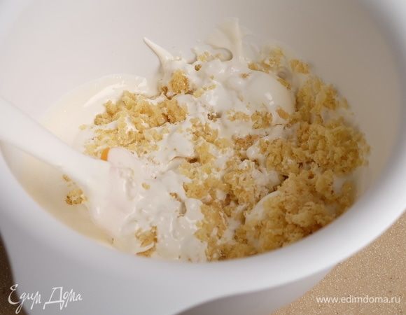 Измельченную крошку смешать с 1/2 полученного крема.