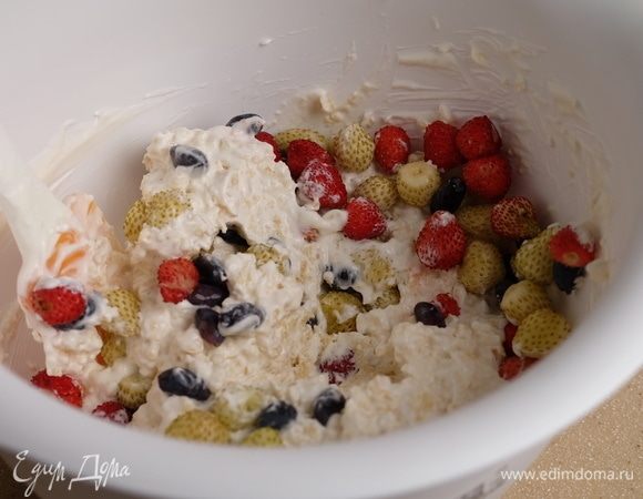 Добавить примерно 1 ст. ягод и осторожно перемешать.