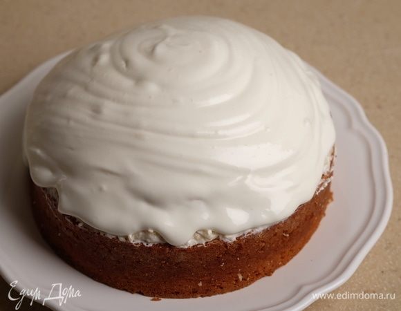 Сверху залить оставшимся сметанным кремом.