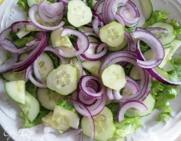 Красный лук почистить и нарезать полукольцами. (В следующий раз меня попросили замариновать лук).