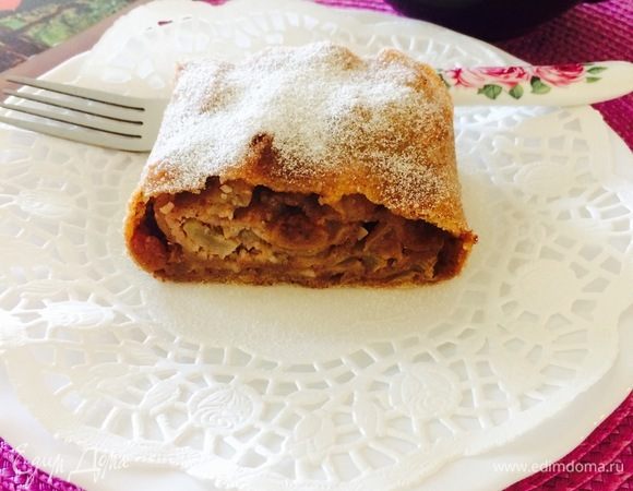 Теплый штрудель посыпать сахарной пудрой и подавать. Приятного аппетита!