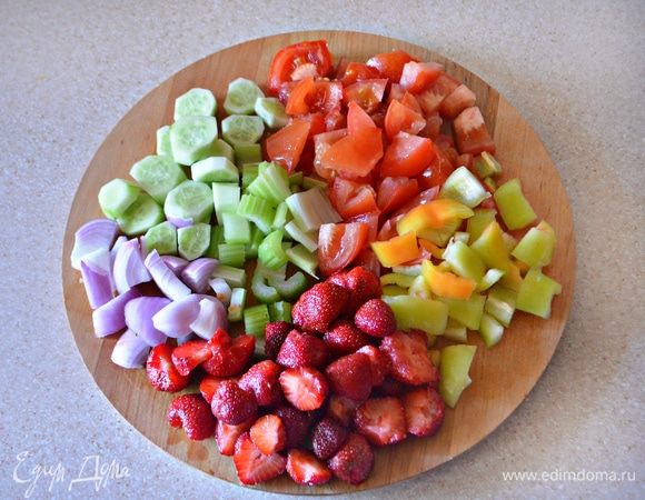 Порезать ягоды и все овощи на небольшие кусочки.