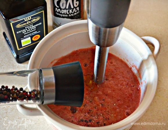 Далее нужно поместить в кастрюльку или чашу блендера порезанную клубнику и овощи, добавить лимонный сок и оливковое масло, приправить солью, перцем, паприкой и хорошо взбить до однородности.