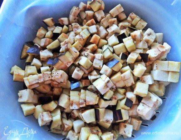 Сложить все в дуршлаг.